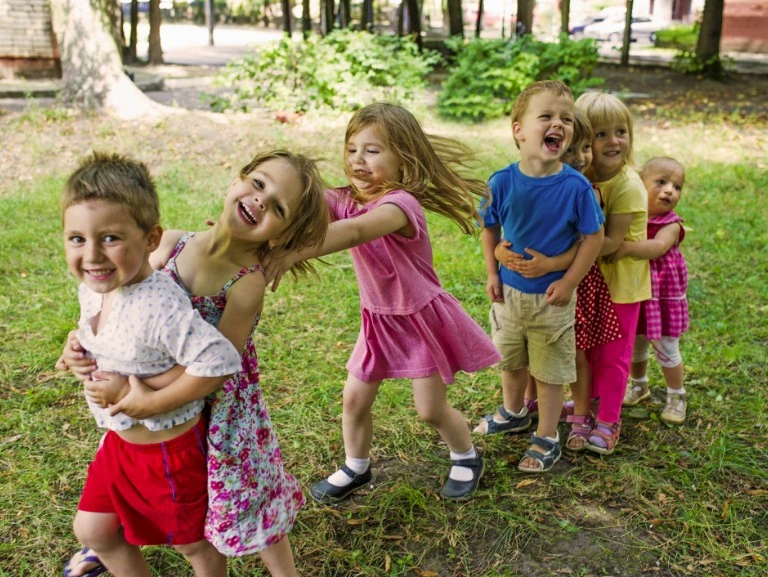 Dzieci bawiące się na podwórku